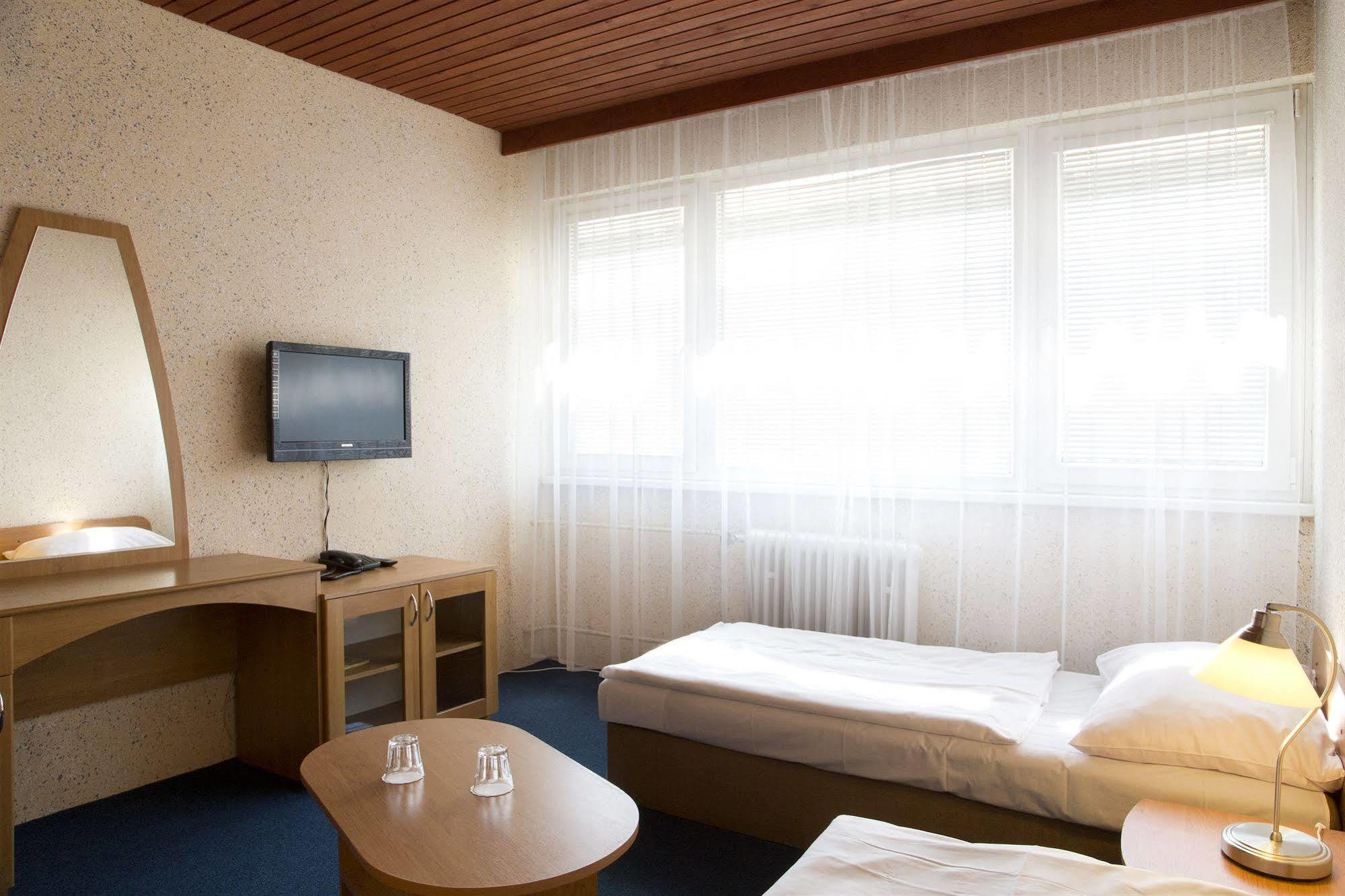 Garni Hotel Junior براتسيلافا المظهر الخارجي الصورة
