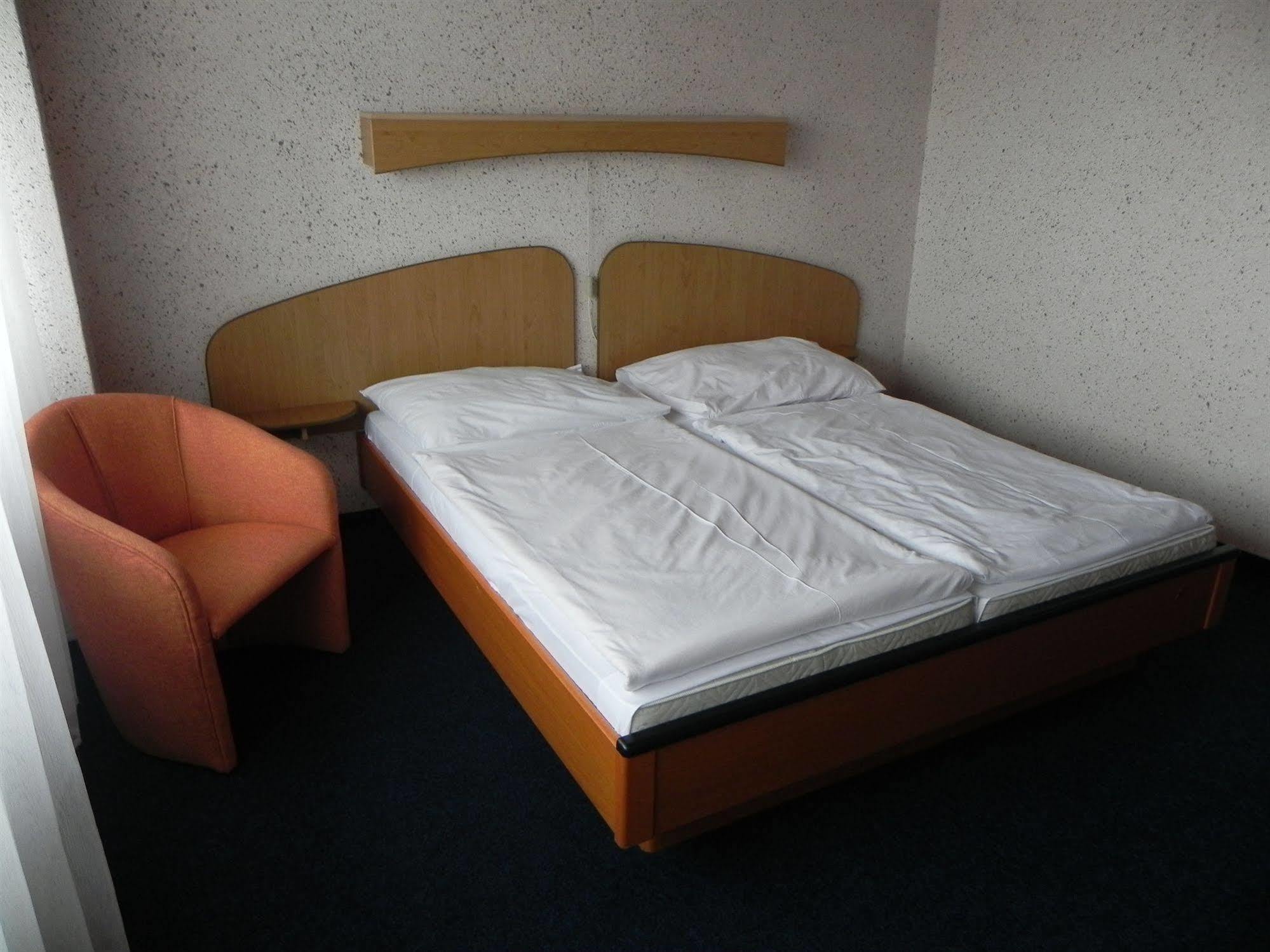 Garni Hotel Junior براتسيلافا المظهر الخارجي الصورة